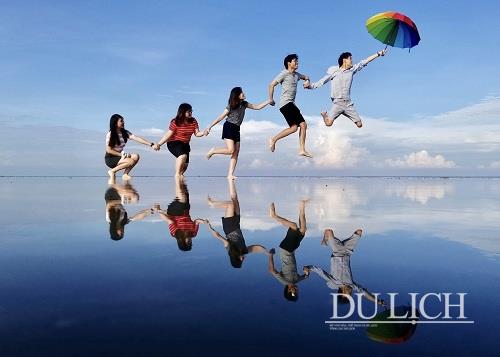 Sky Mirror - chiếc gương trời của Malaysia thu hút du khách đến chiêm ngưỡng bầu trời giao với mặt đất tại bãi biển Sarasan. Ảnh: Tourism Malaysia
